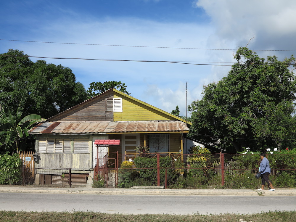 Las casas fueron pintadas de amarillo porque es un color resistente al salitre (Foto: Sabrina López).